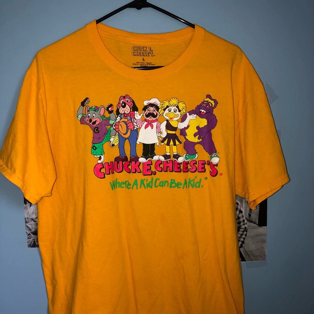 zumiez retro chuck e. cheese’s t-shirt 🧀